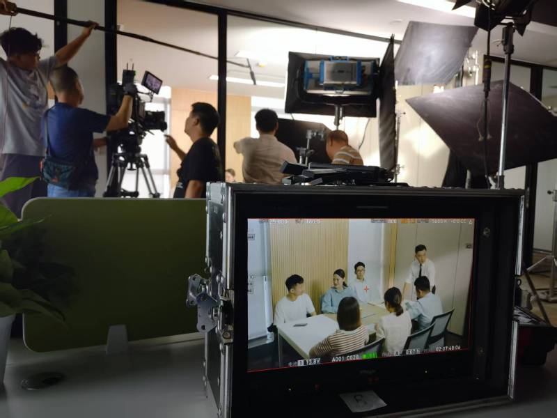 泰来县TVC拍摄公司：科技产品视觉化大师，诠释未来感与功能美学